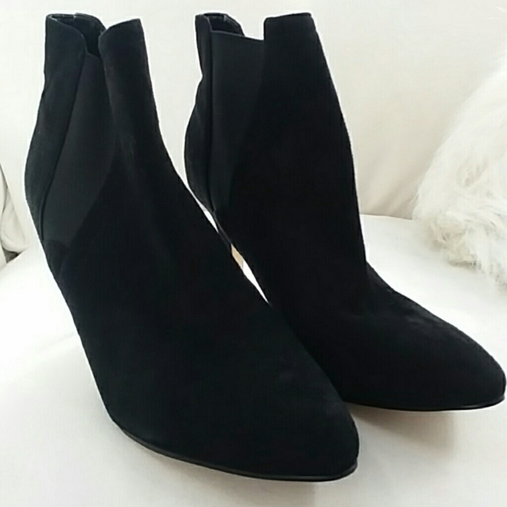 Ivanka Trump Size 8 Black suede pull on heeled ank